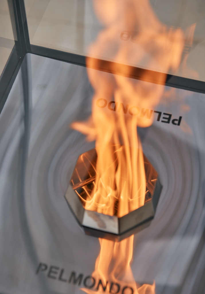 Pelmondo Feuerstelle Burner brennt und Flamme spiegelt sich im Glas